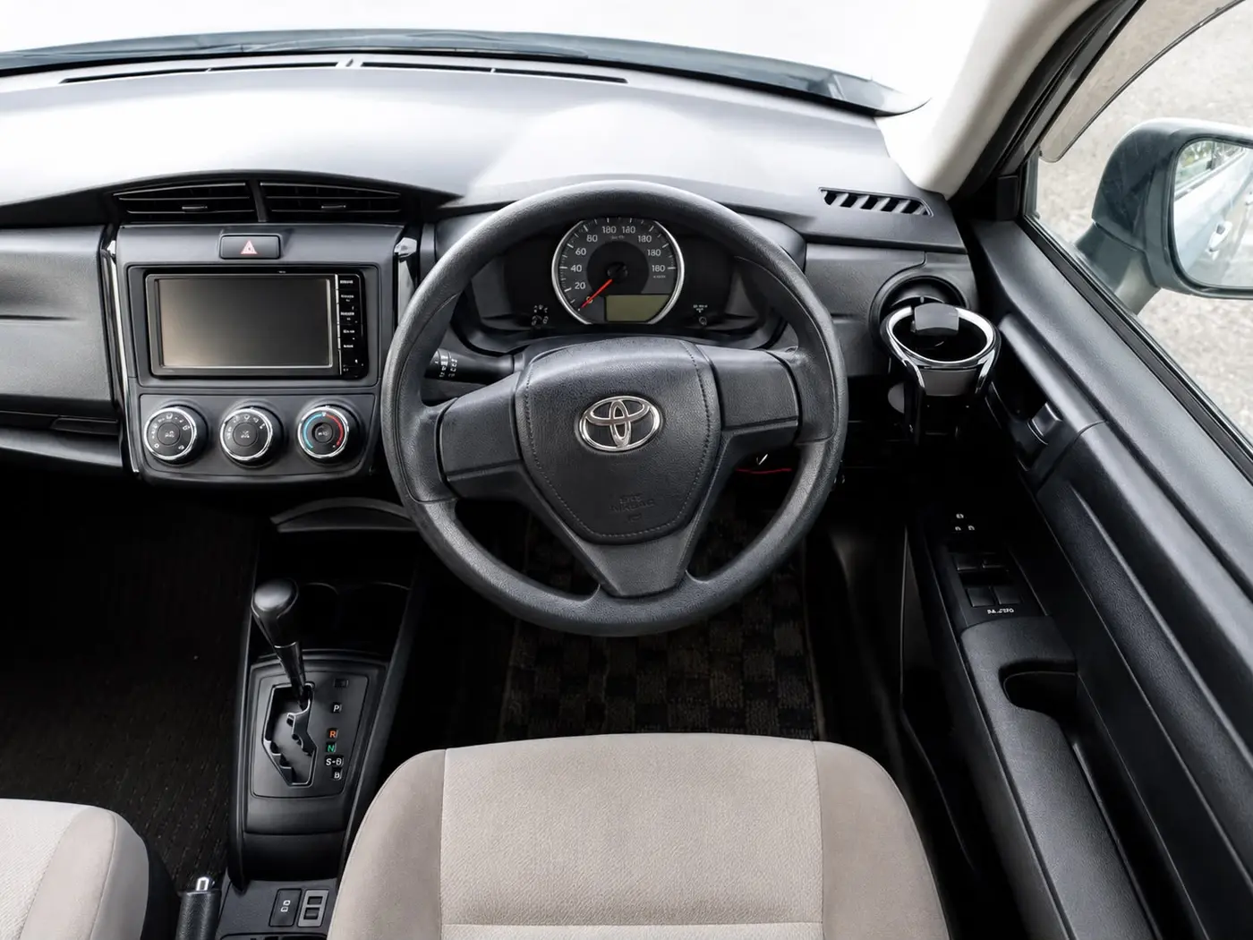 2016 Toyota Corolla Axio, silver — photo 3 of 4