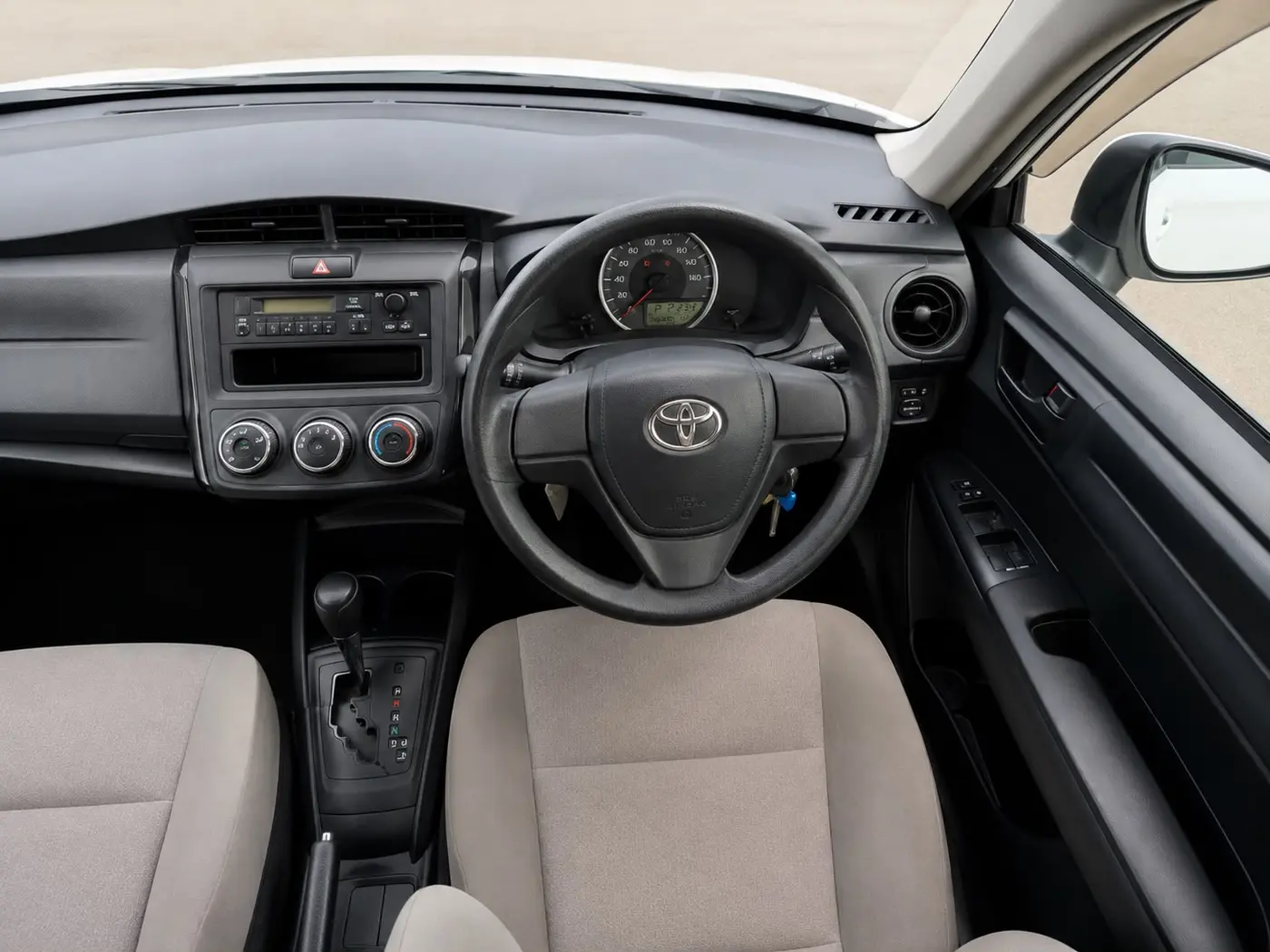 2017 Toyota Corolla Axio, white — photo 4 of 4