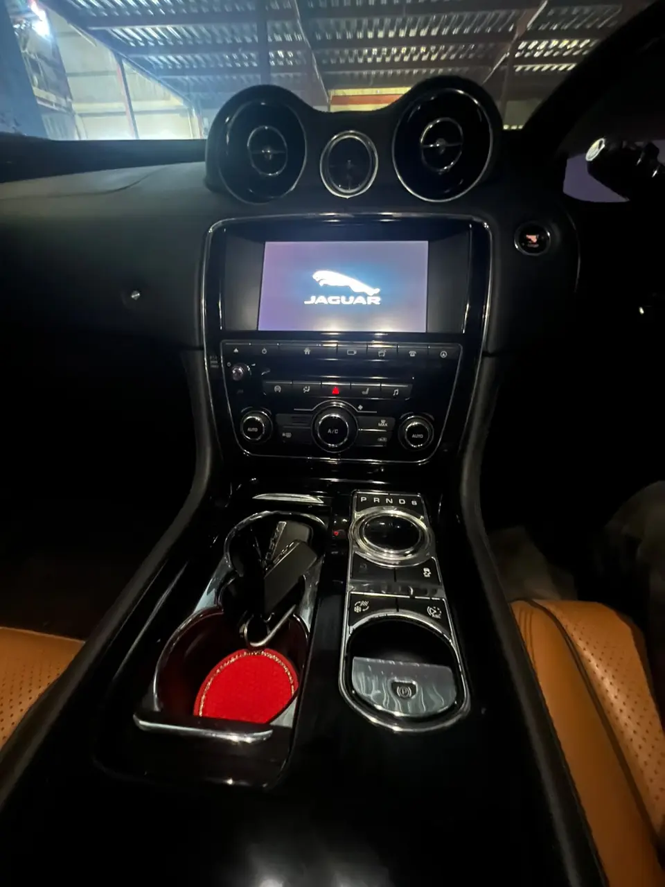 2016 Jaguar XF, black — photo 4 of 4