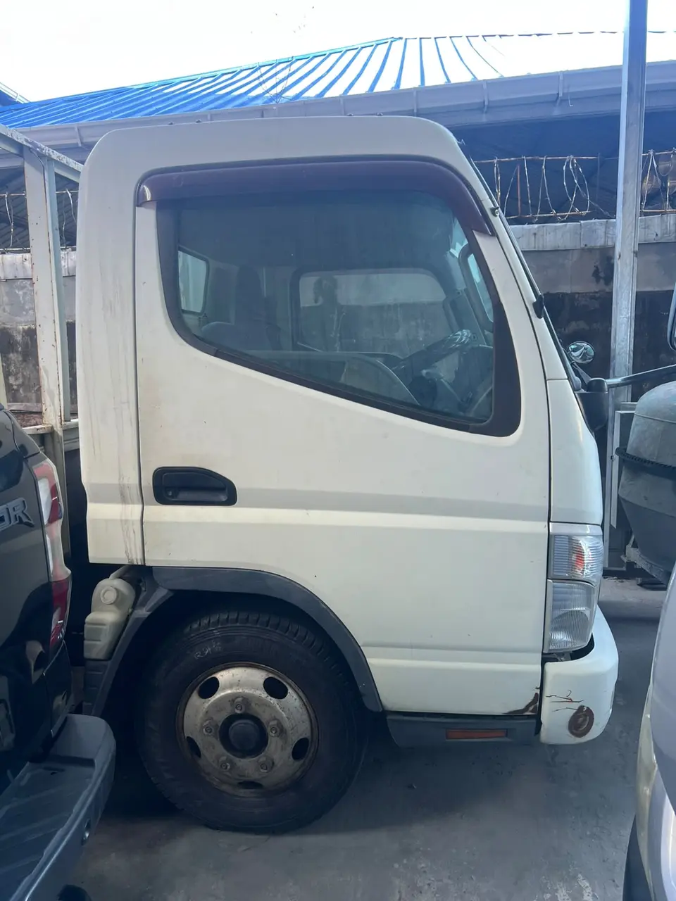 2016 Mitsubishi Canter, white — photo 2 of 4