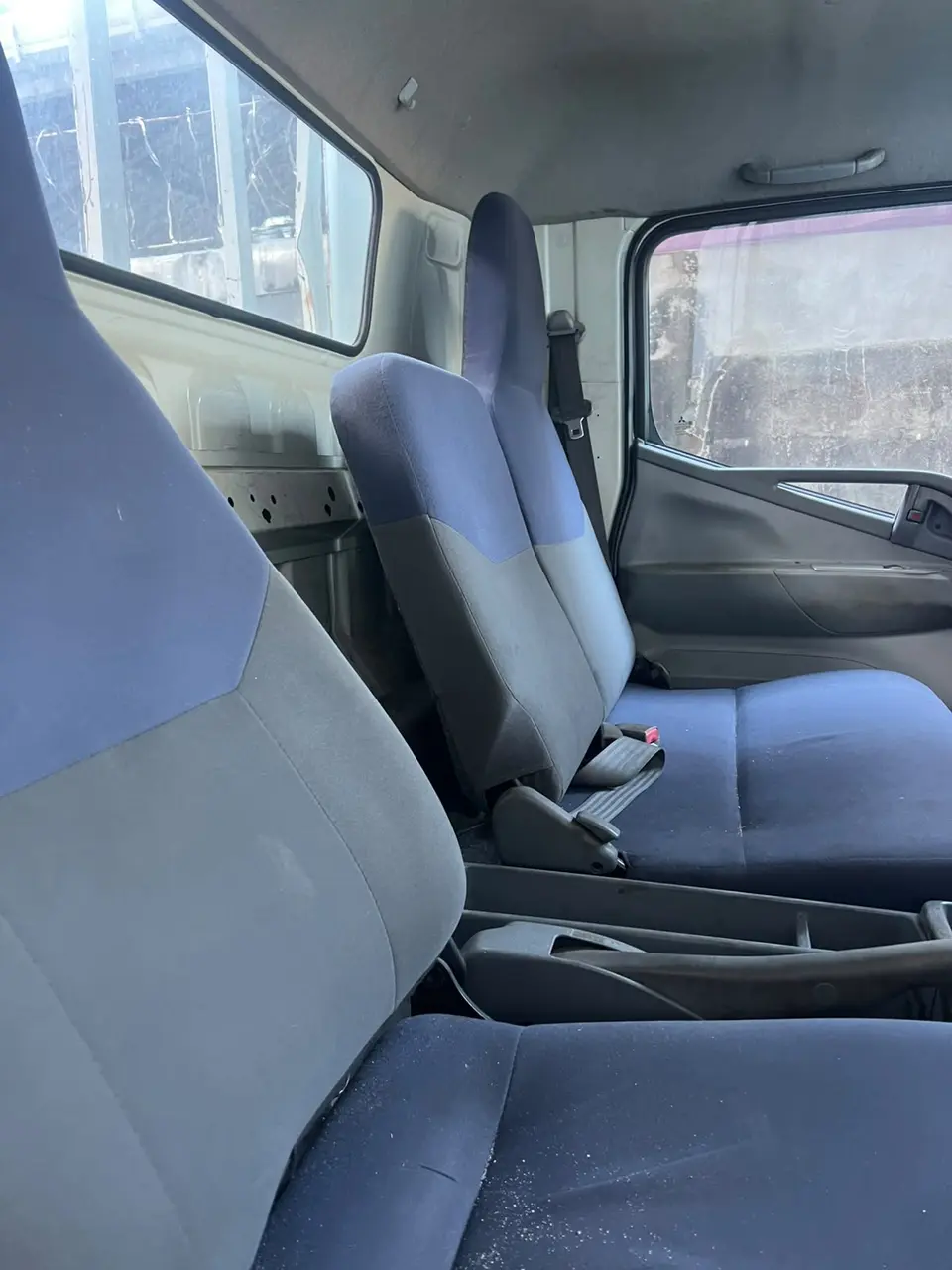 2016 Mitsubishi Canter, white — photo 3 of 4