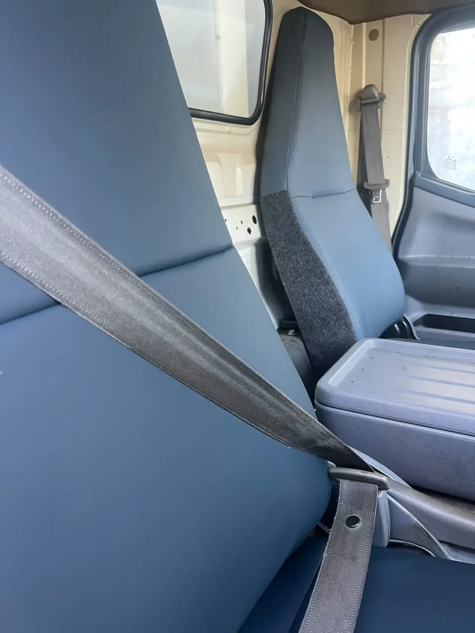 2011 Mitsubishi Fuso Canter, blue — photo 3 of 4