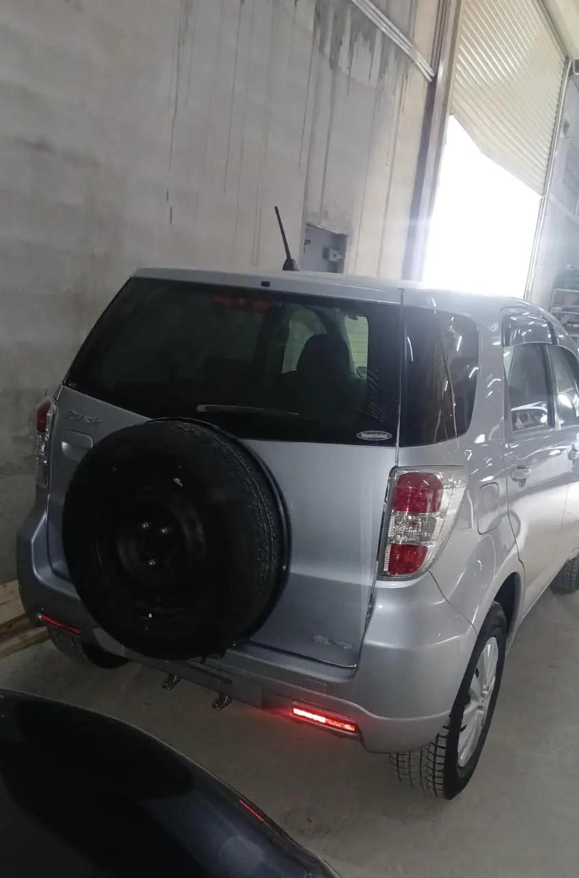 2013 Toyota Rush, silver — photo 2 of 3
