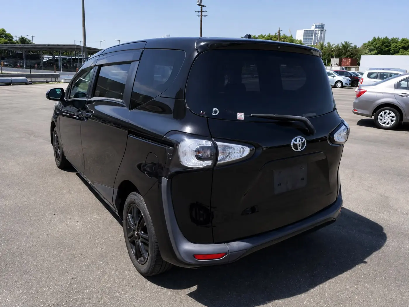 2015 Toyota Sienta, black — photo 3 of 4