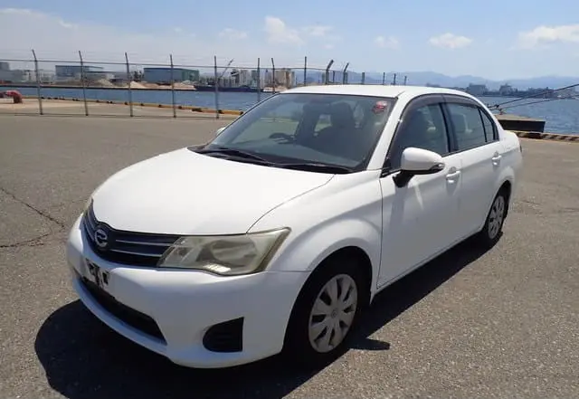 2013 Toyota Corolla Axio, silver — photo 1 of 4