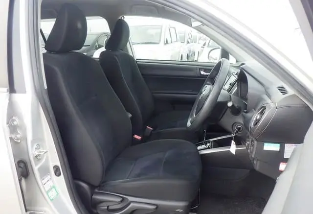 2015 Toyota Corolla Axio, silver — photo 3 of 3