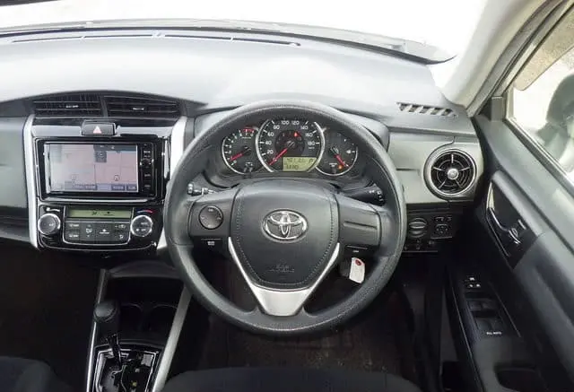 2015 Toyota Corolla Axio, silver — photo 2 of 3