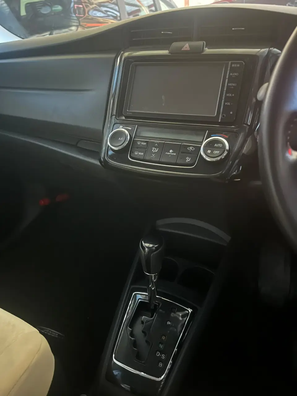 2015 Toyota Corolla Axio, silver — photo 4 of 4