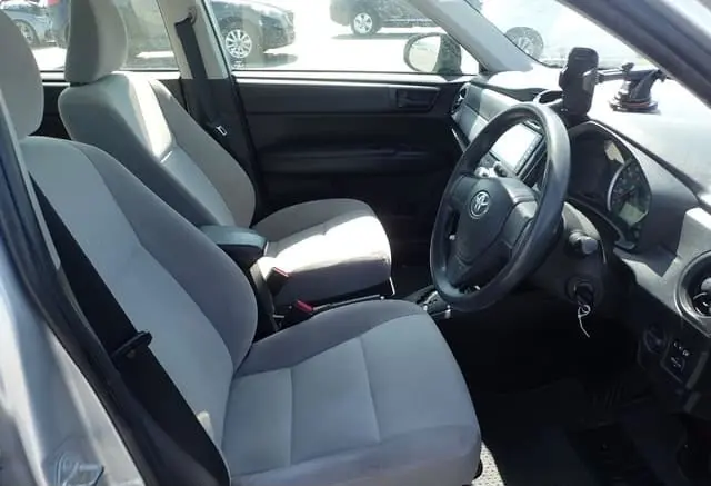 2016 Toyota Corolla Axio, silver — photo 3 of 4
