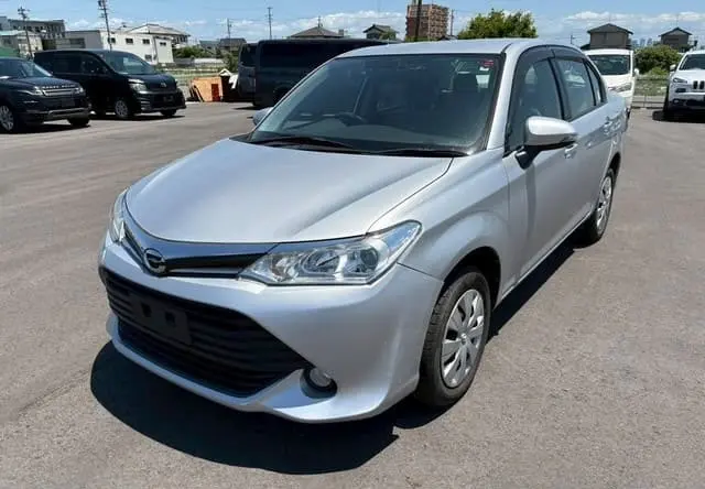 2016 Toyota Corolla Axio, silver — photo 1 of 4