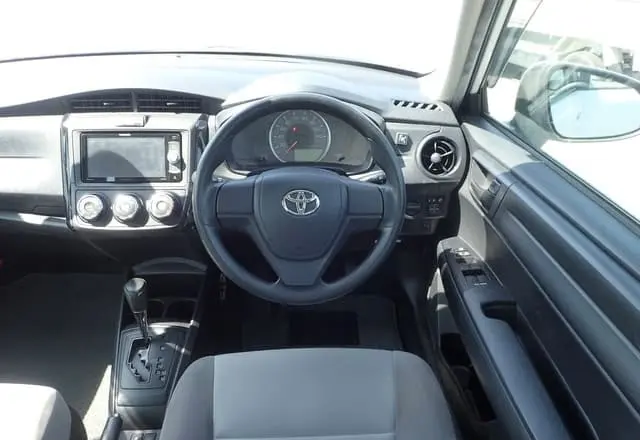 2017 Toyota Corolla Axio, silver — photo 4 of 4