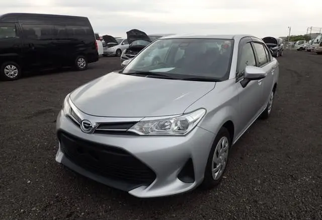 2018 Toyota Corolla Axio, silver — photo 1 of 4