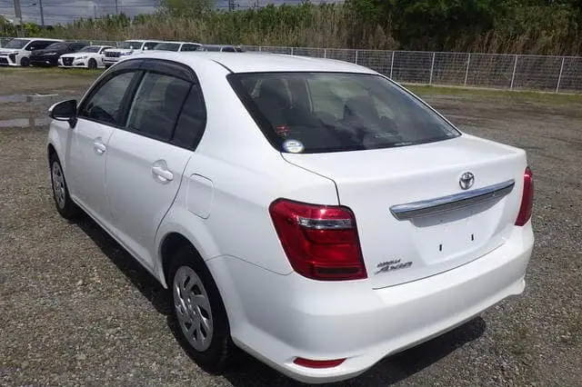 2018 Toyota Corolla Axio, white — photo 2 of 4