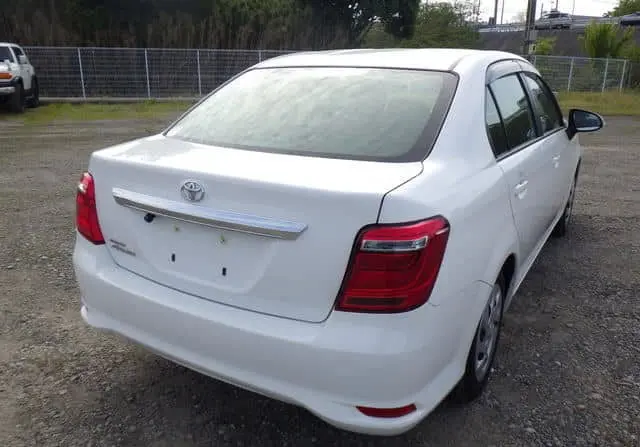 2020 Toyota Corolla Axio, silver — photo 2 of 4