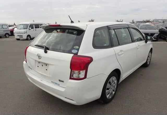 2013 Toyota Corolla Fielder, silver — photo 2 of 4