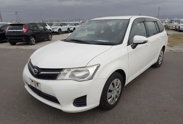 2013 Toyota Corolla Fielder, silver — photo 1 of 4