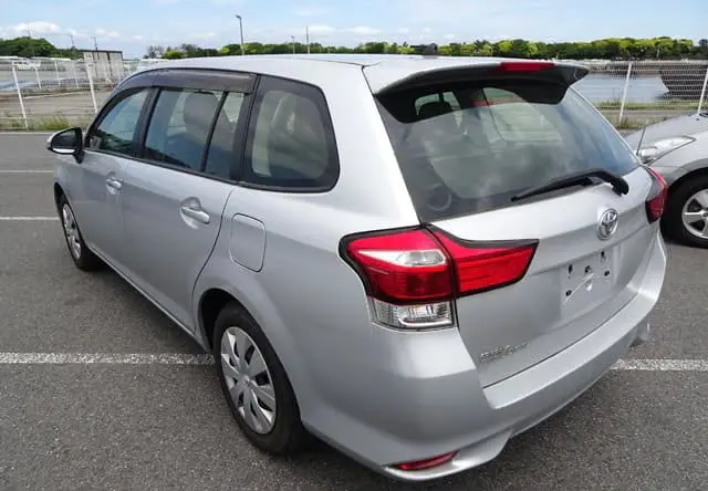 2015 Toyota Corolla Fielder, silver — photo 2 of 4