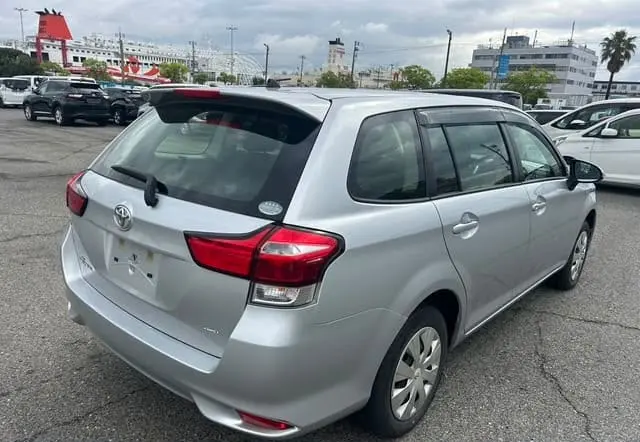 2017 Toyota Corolla Fielder, silver — photo 2 of 4