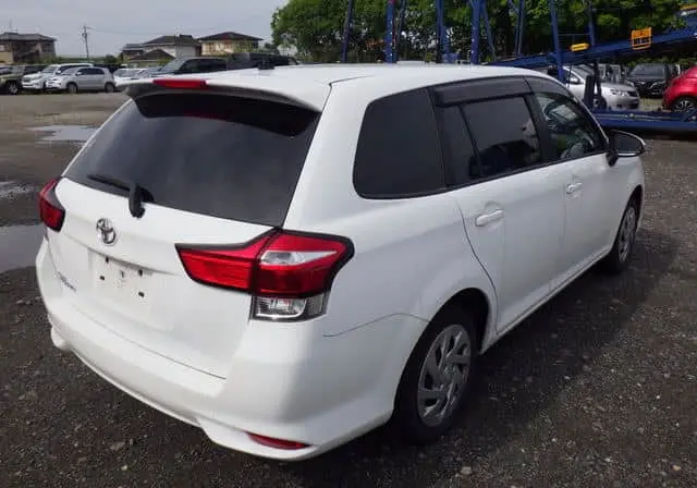 2018 Toyota Corolla Fielder, white — photo 3 of 4