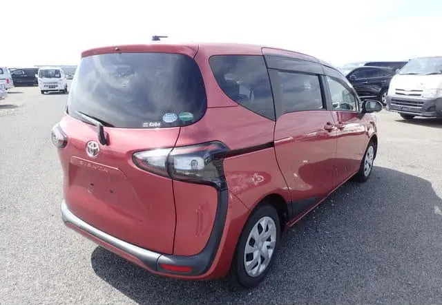 2016 Toyota Sienta, silver — photo 2 of 4