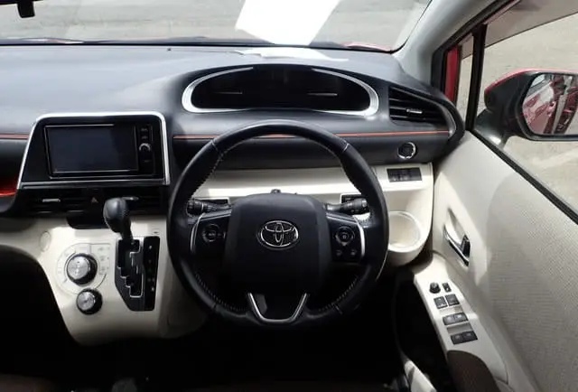 2016 Toyota Sienta, silver — photo 3 of 4