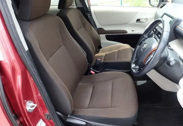 2016 Toyota Sienta, silver — photo 4 of 4