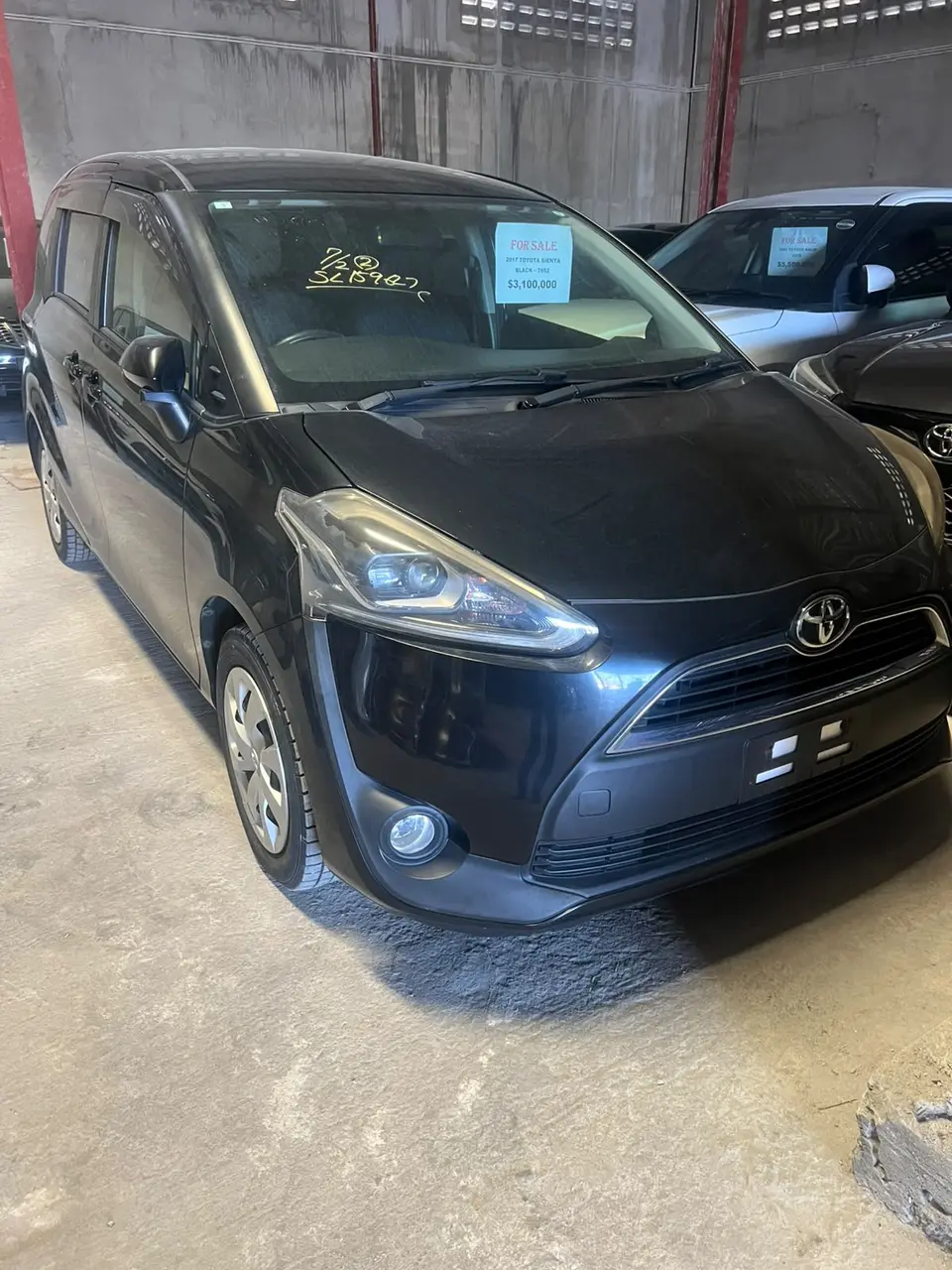 2017 Toyota Sienta, black — photo 1 of 4