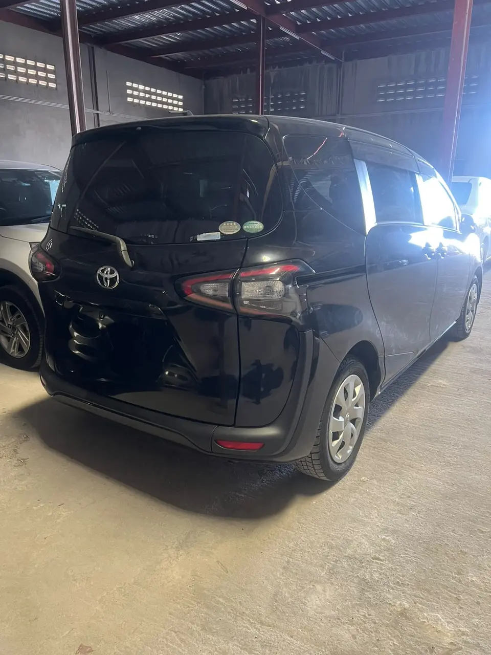 2017 Toyota Sienta, black — photo 2 of 4