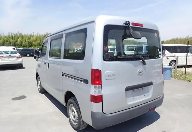2015 Toyota Townace Van, silver — photo 2 of 4