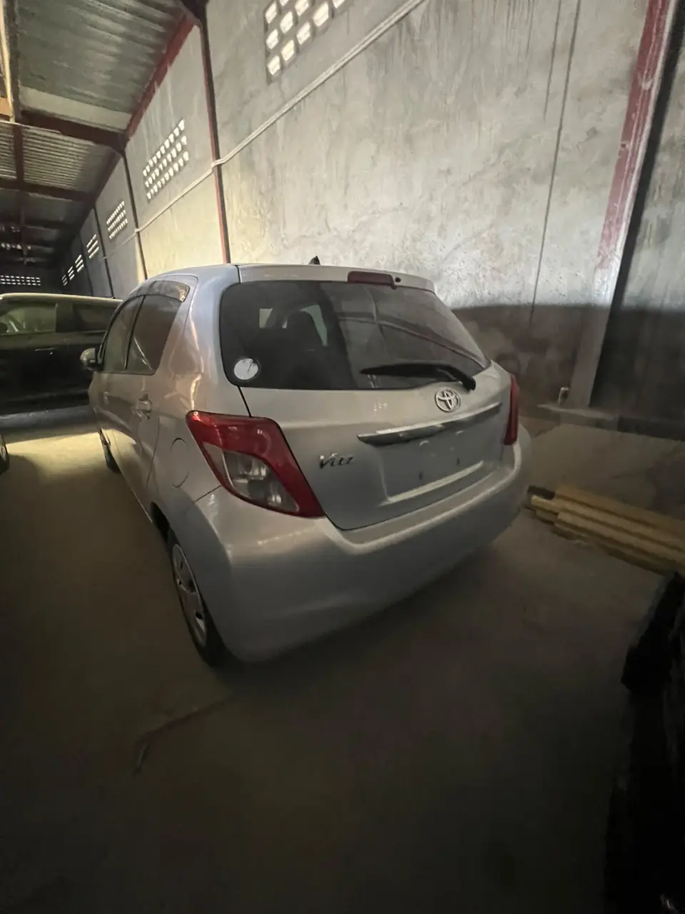 2013 Toyota Vitz, silver — photo 2 of 4