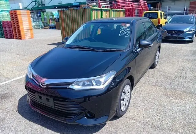2015 Toyota Corolla Axio, silver — photo 1 of 4